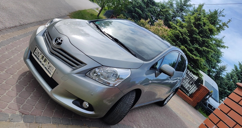 Toyota Verso cena 38999 przebieg: 148000, rok produkcji 2011 z Bydgoszcz małe 407